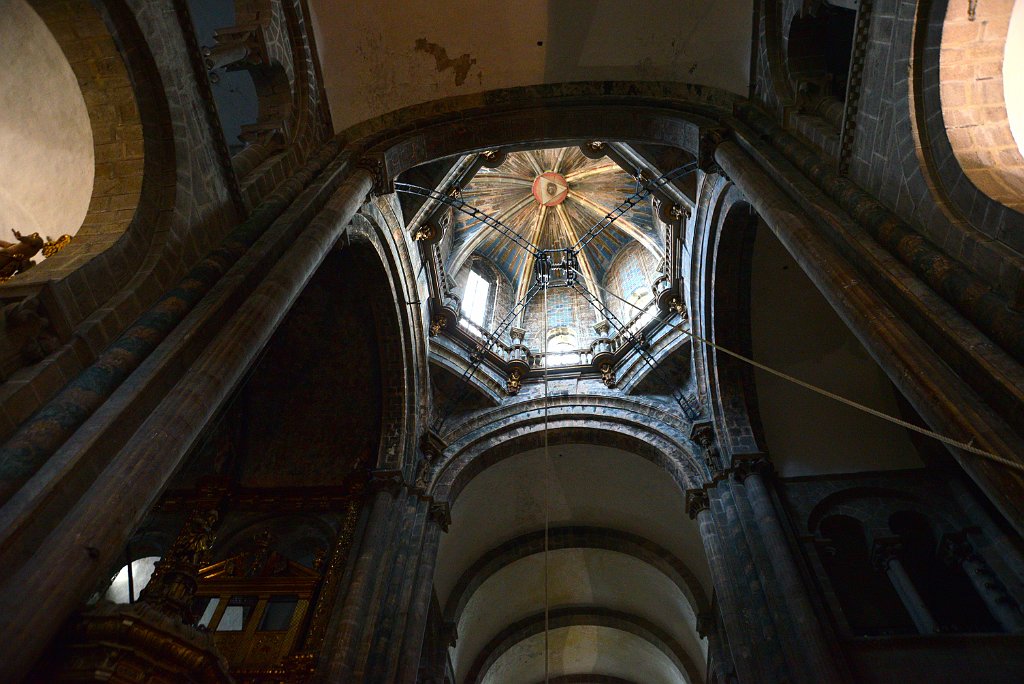31 Santiago - interno della cattedrale, carrucola del botafumero.JPG